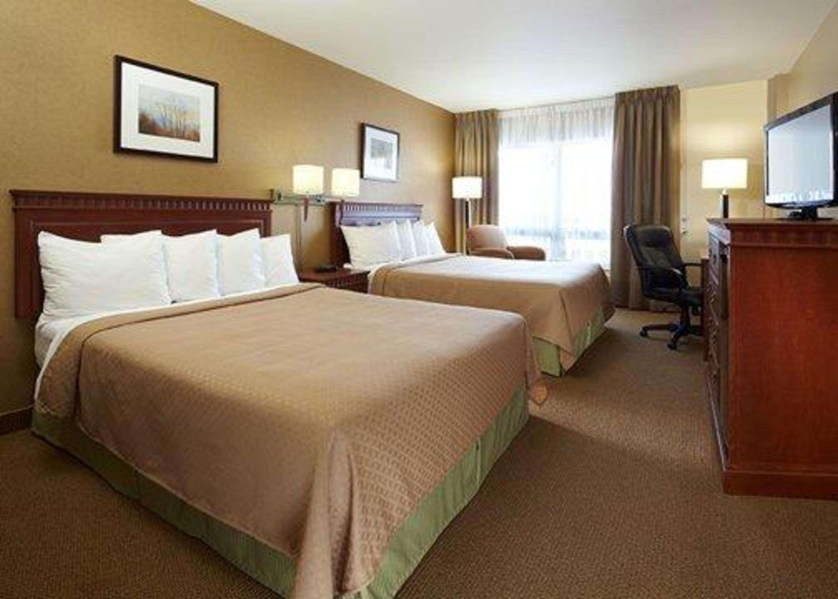 Quality Inn & Suites Pe Trudeau Airport Dorval Exterior photo
